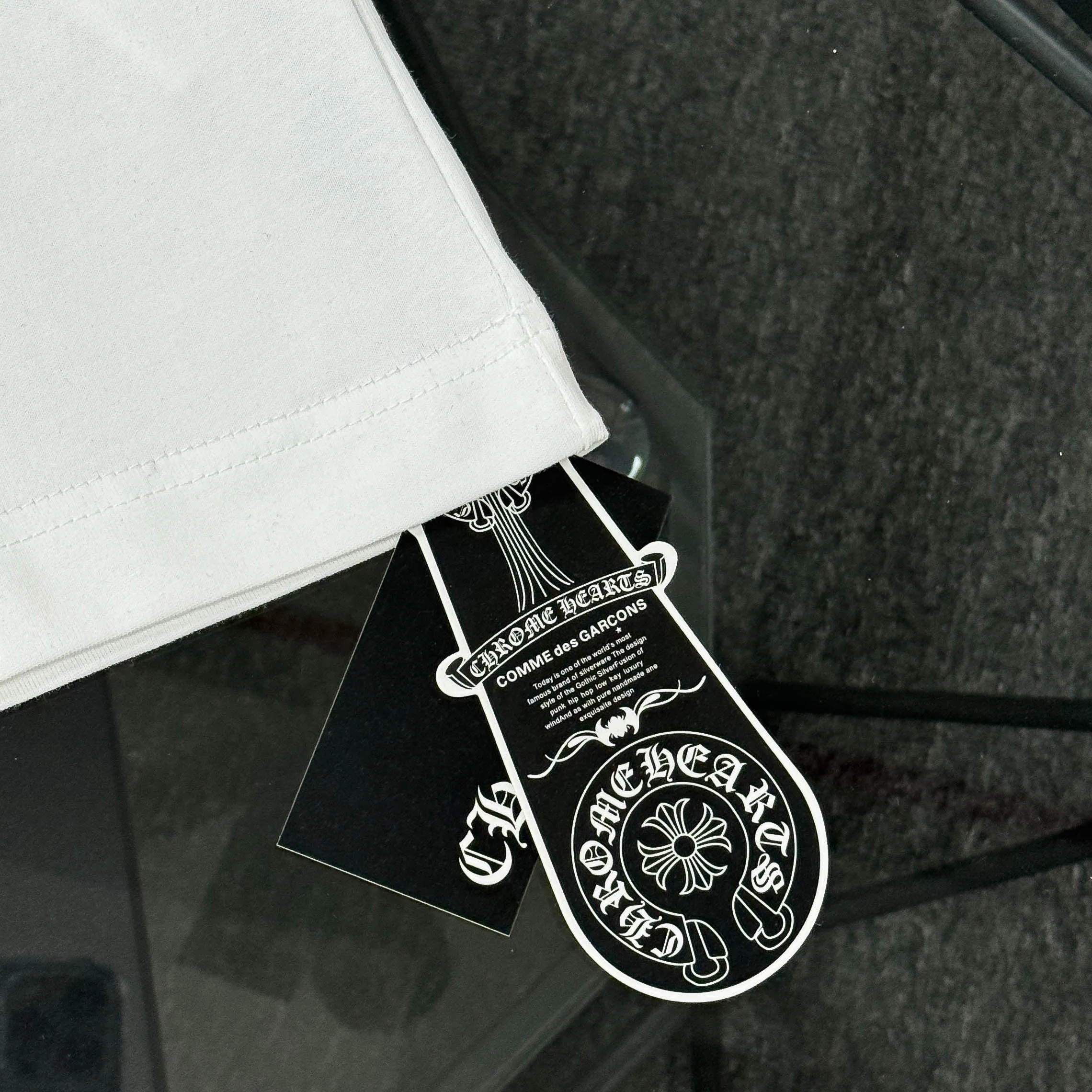P170 Chrome Hearts 25 high-end versions. The fabric is made of 300 grams of high-density pure cotton. It does not deform or shrink. It has three labels. It is the same style for men and women. Technology: suede foaming + digital printing. Color: white, black. SIZE: S-XL.